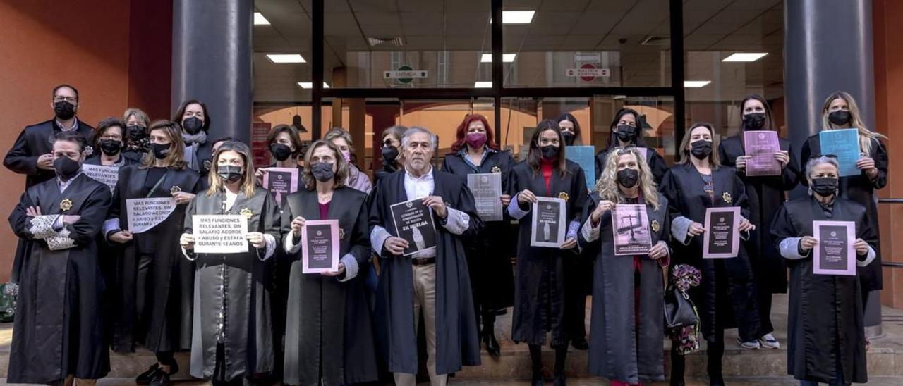 Protesta de los letrados de justicia en Palma.