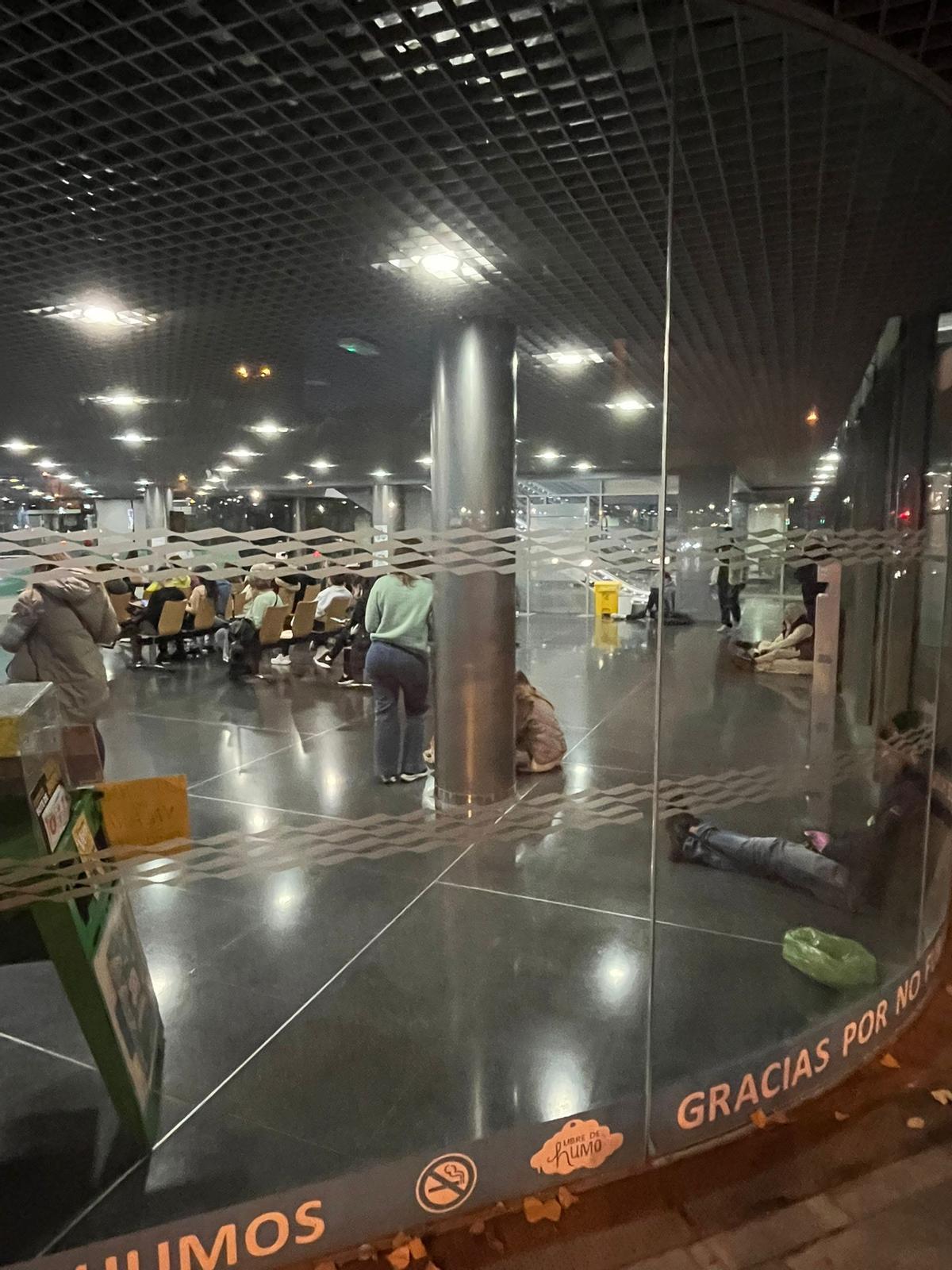 Usuarios esperando a ser atendidos en el CME Inocencio Jiménez de Zaragoza, hace unos días.