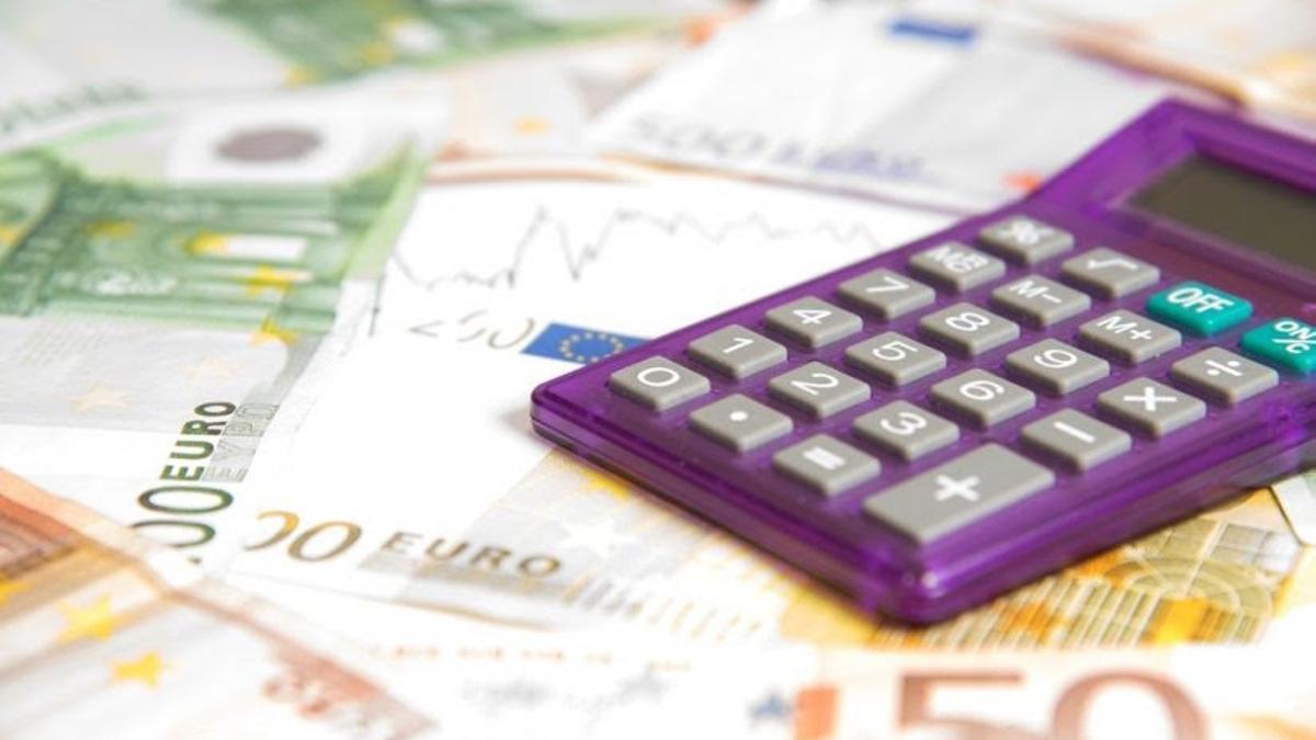 Calculadora y billetes.