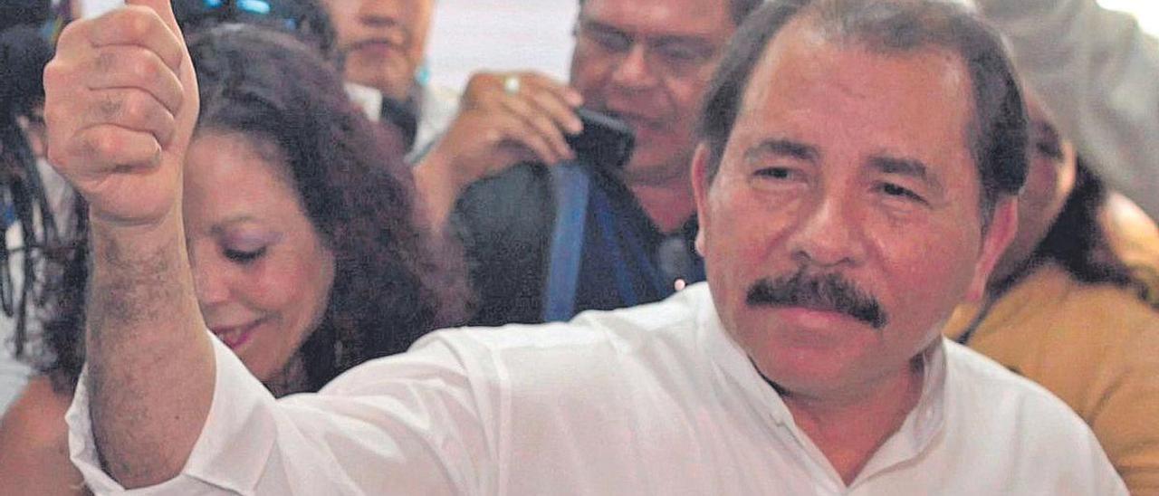 El presidente de Nicaragua, Daniel Ortega, el pasado noviembre en Managua. Tras él, su esposa, Rosario Murillo.