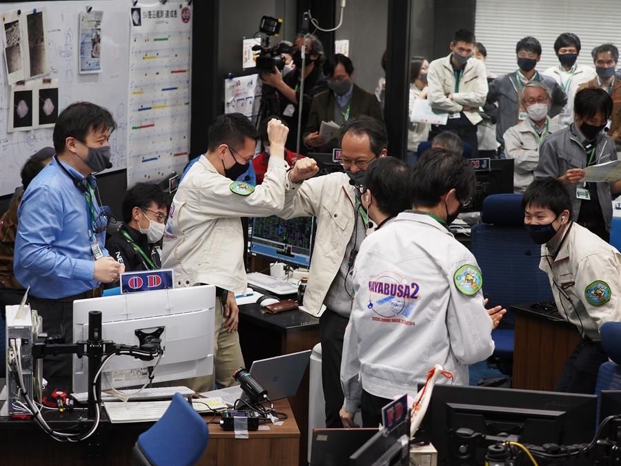 Los técnicos japoneses celebran el éxito de la misión espacial.