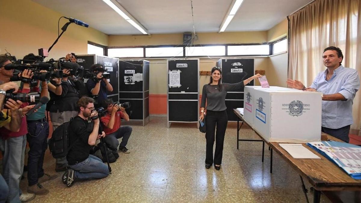 Virginia Raggi, votando en Roma en medio de una gran expectación.