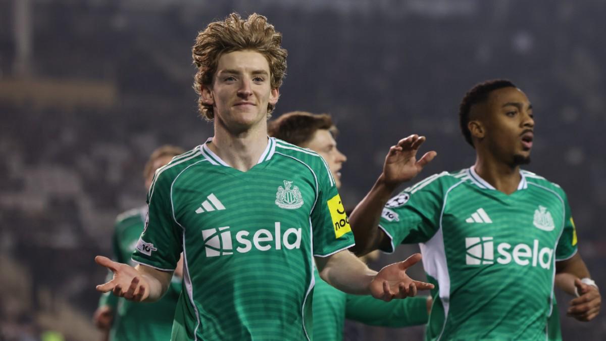 Anthony Gordon, del Newcastle, a la izquierda, celebra tras marcar el primer gol de su equipo durante el partido de ida de la eliminatoria de la Liga de Campeones entre el Qarabag y el Newcastle en Bakú, Azerbaiyán, el miércoles 18 de febrero de 2026.
