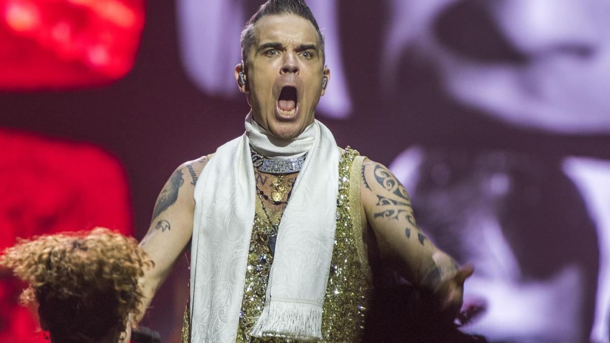 Robbie Williams, terapia, ‘hits’ y mucho humor en el Palau Sant Jordi. El cantante británico la armó en Barcelona con un ‘show’ arrollador, riéndose de sí mismo y compartiendo confesiones sobre su alcoholismo y sus días en Take That.
