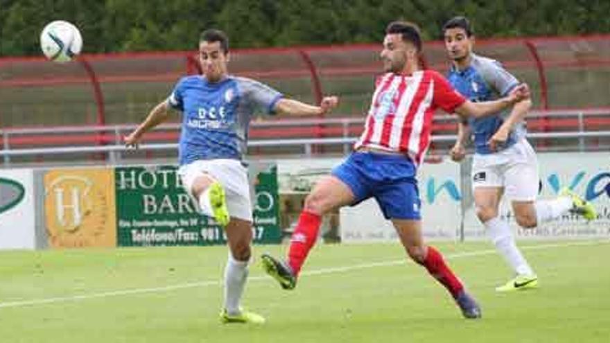 Garban no acierta a controlar el balón y cortar el pase de un jugador del Cerceda en el partido disputado ayer.