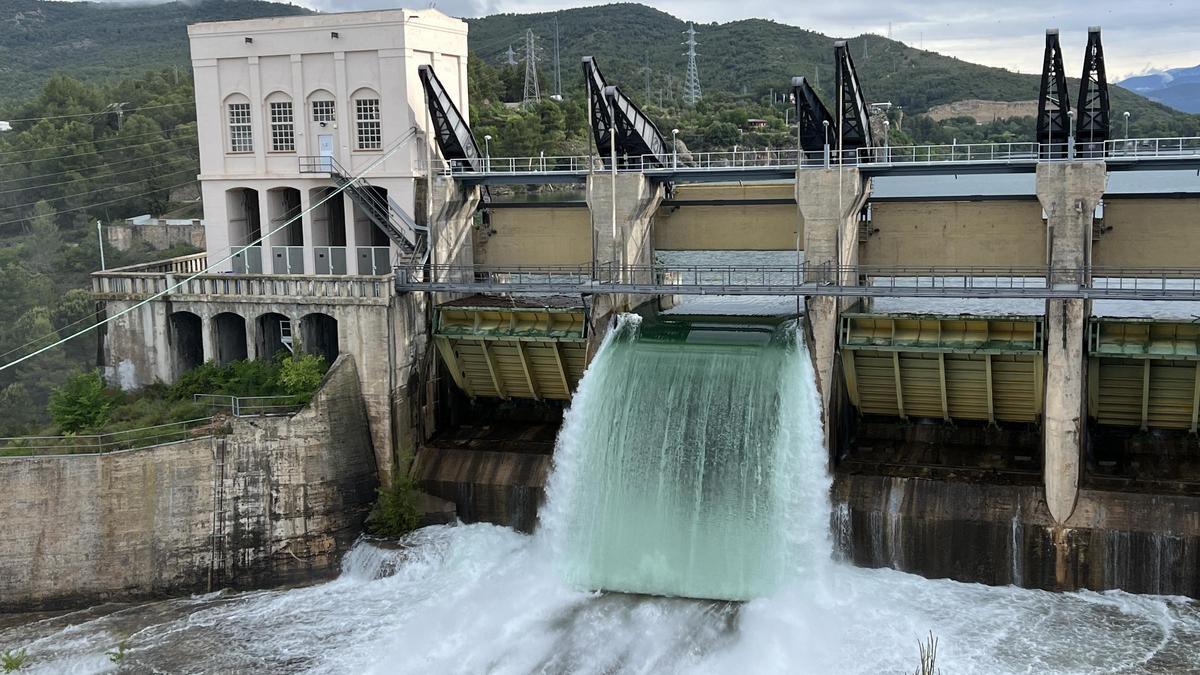 El pantano de Talarn comienza a desembolsar agua al llegar al límite de su capacidad