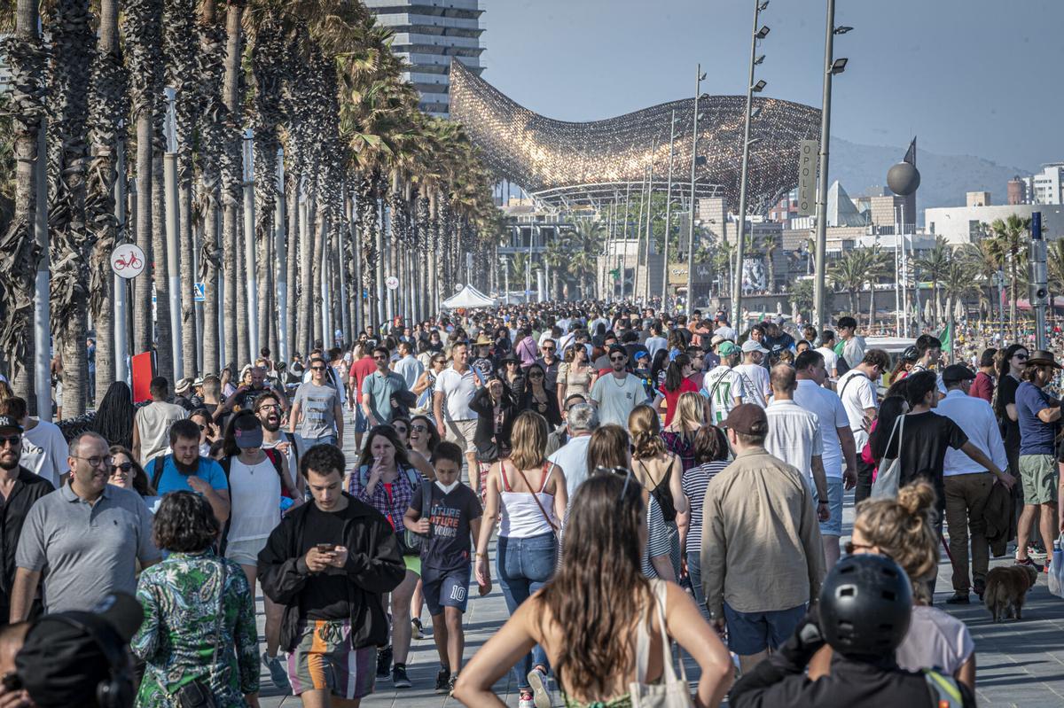 Cada nit en un hotel de tres estrelles de sol i platja català rep un ajut implícit de sis euros: el 80% beneficia turistes  estrangers