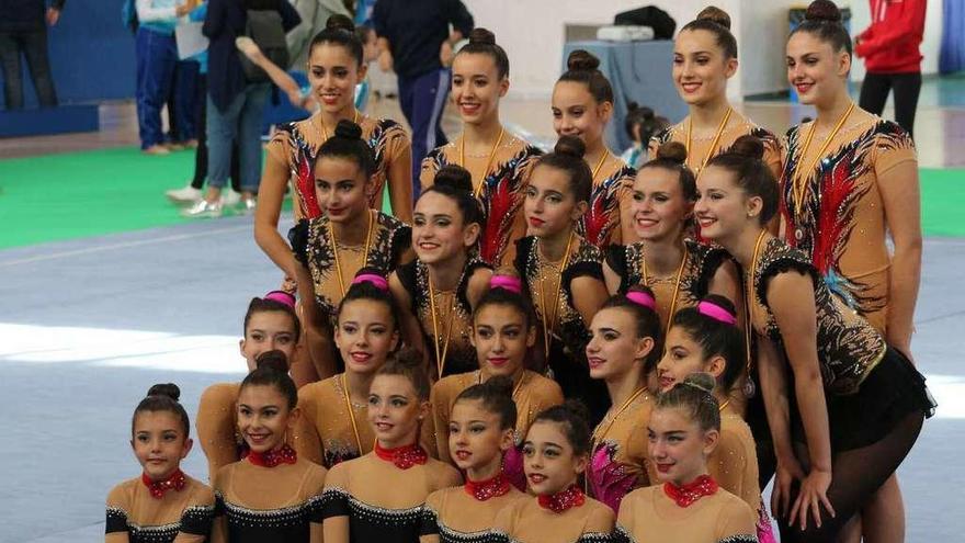 Las gimnastas del CDR Mapecca que acudieron a Ponferrada posan para las cámaras.