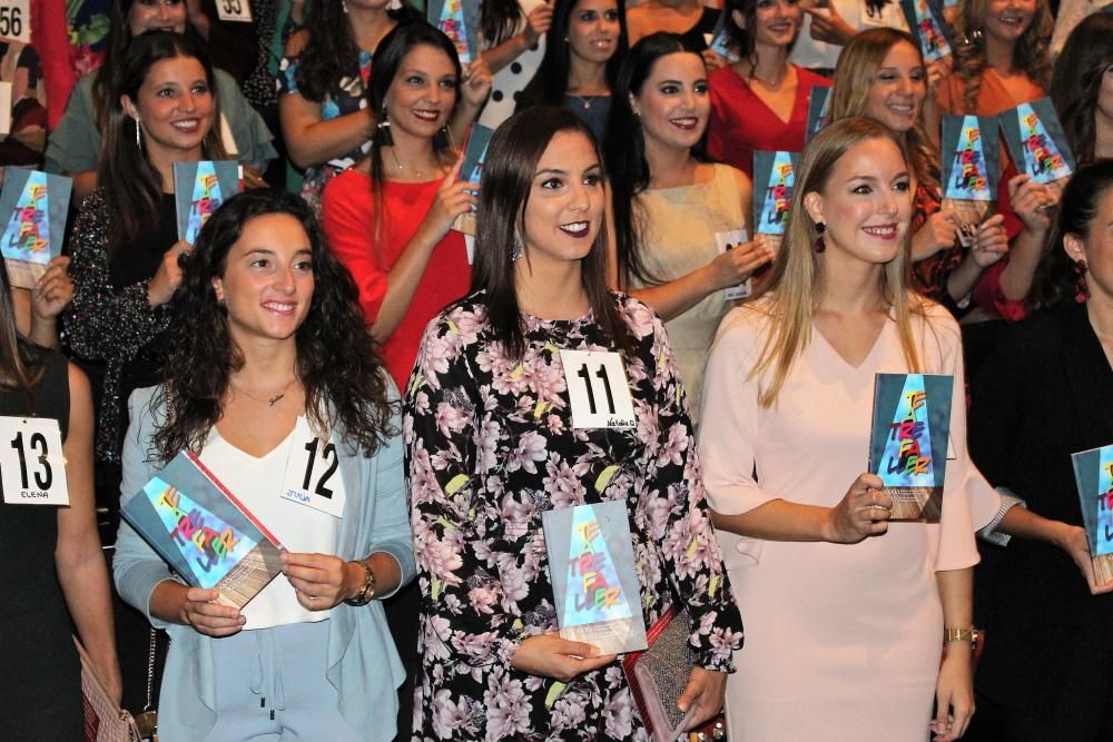 Las candidatas a fallera mayor de València visitan el concurso de teatro fallero