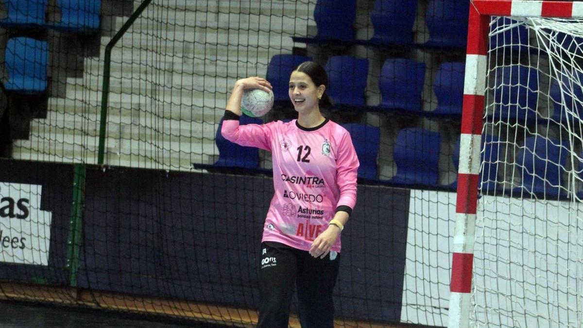 Aida Fernández, durante un partido con el Lobas Oviedo.