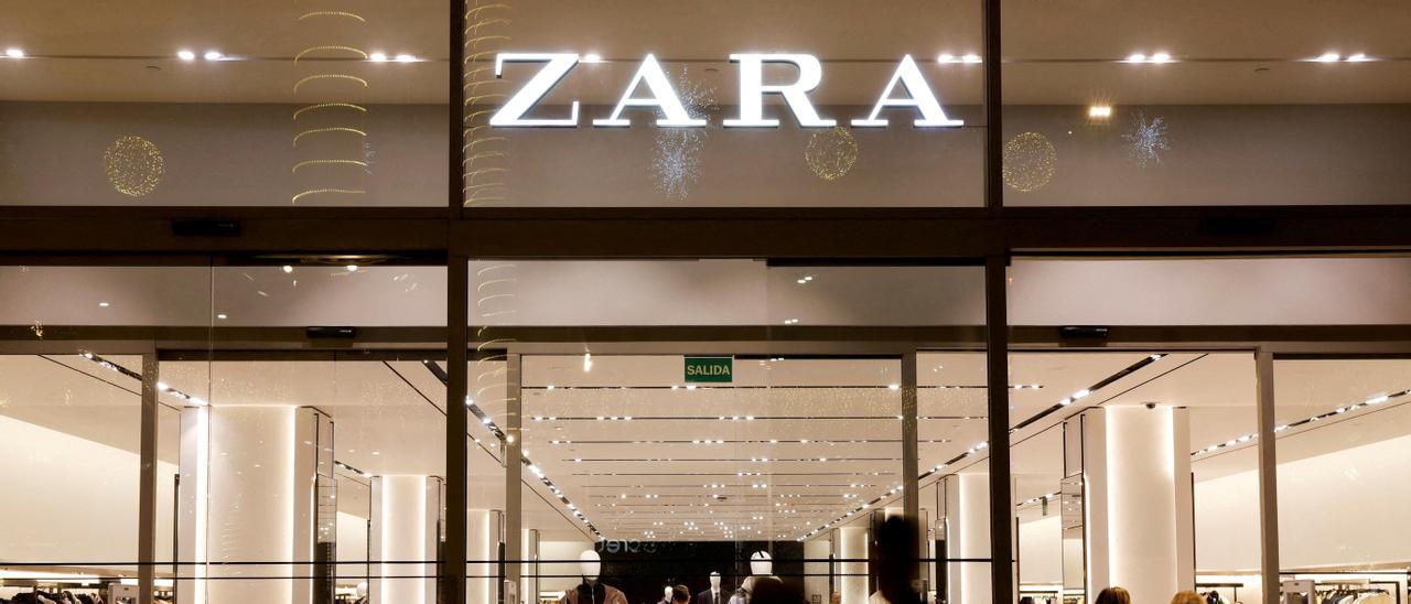 Entrada de una de las tiendas de Zara.