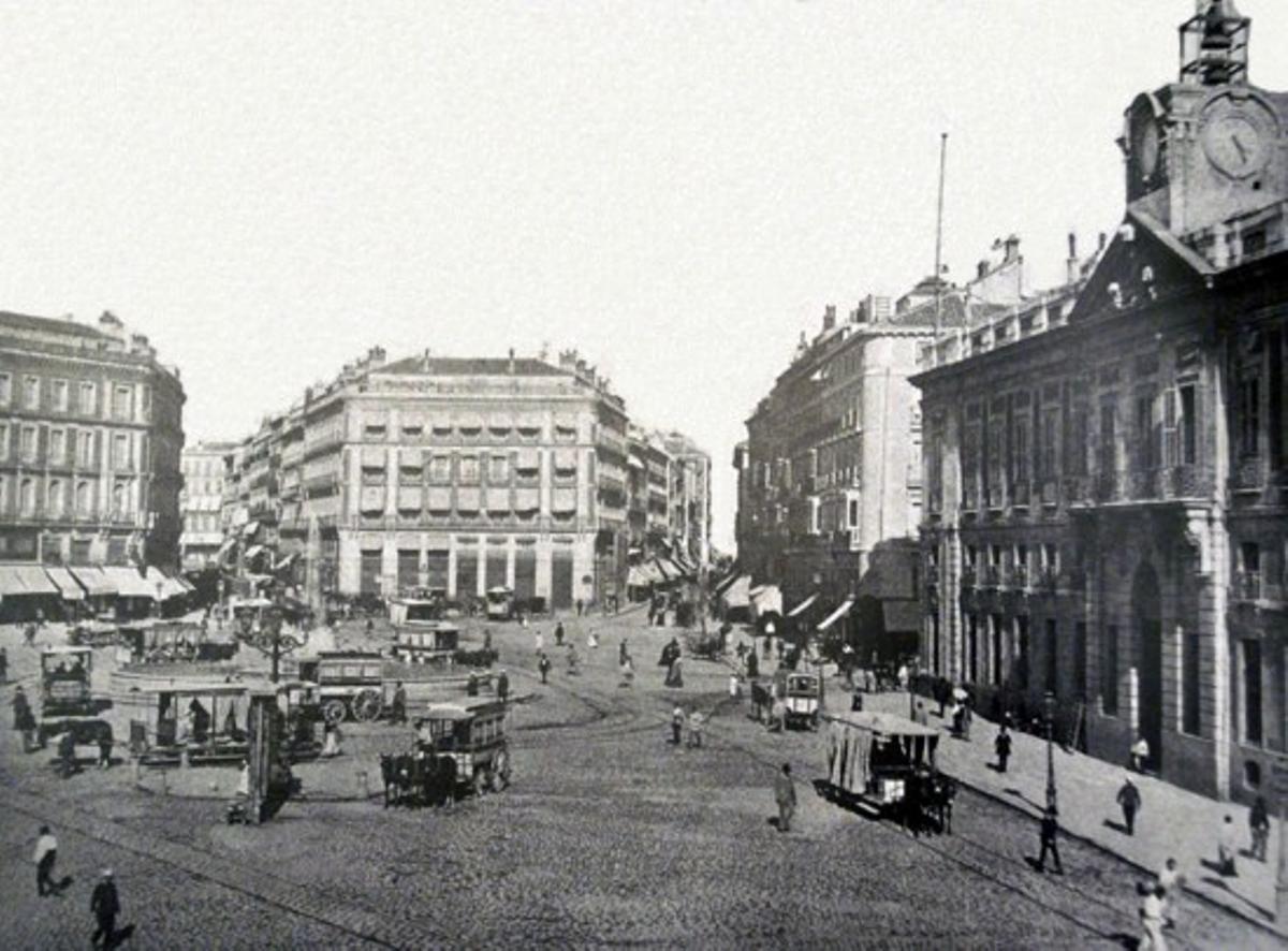 Tranvías de mulas circulando por la Puerta del Sol hacia 1885