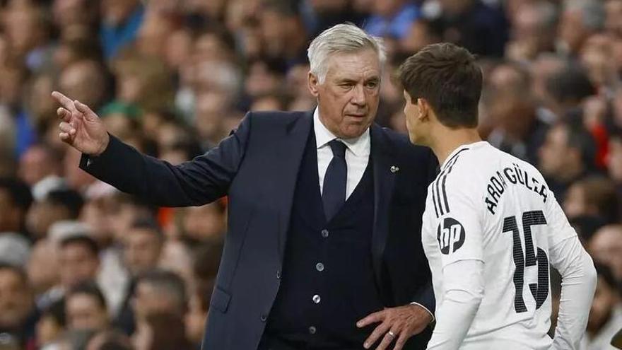 Carlo Ancelotti da instrucciones a Arda Güler y a Endrick
