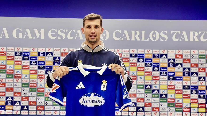 Las primeras palabras de Carlos Domínguez como jugador del Real Oviedo: "El año pasado no vine y tengo muchas ganas de conocer el Tartiere"