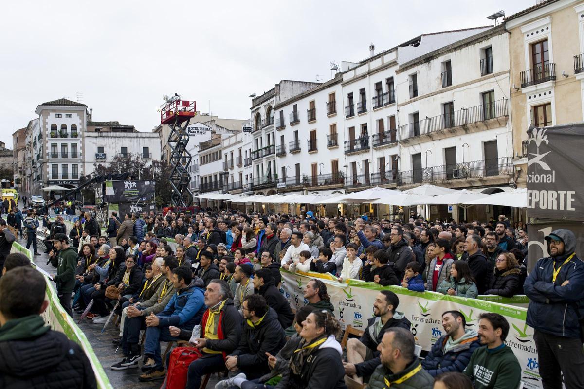 Público en la plaza Mayor de Cáceres.