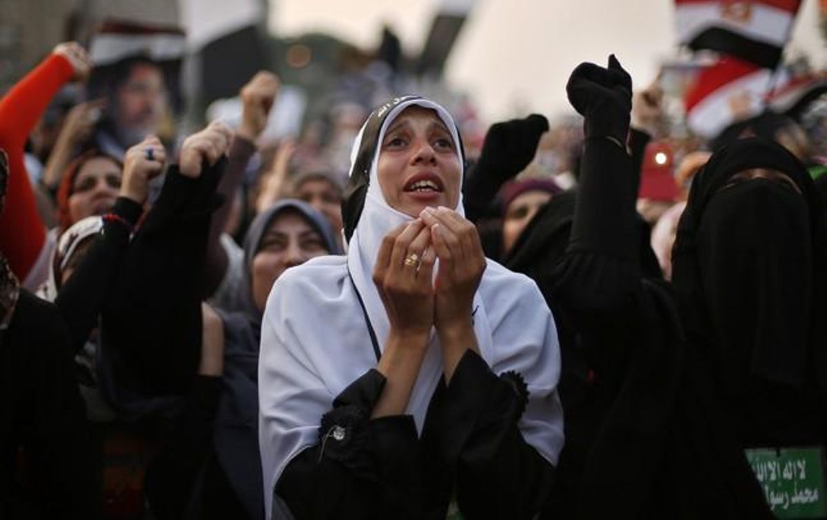 Una seguidora de l’enderrocat Mohammad Mursi resa durant una protesta al Caire. Una seguidora de l’enderrocat Mohammad Mursi resa durant una protesta al Caire.