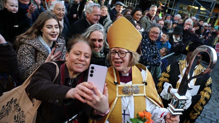 La Iglesia de Inglaterra culmina el nombramiento de Sarah Mullally como primera mujer arzobispa de Canterbury