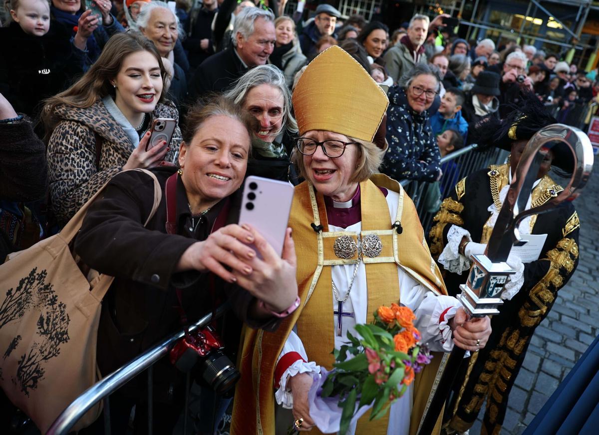 La nueva arzobispo de Canterbury, Sarah Mullally, junto a fieles tras la ceremonia en la que ha tomado posesión del cargo, este miércoles.