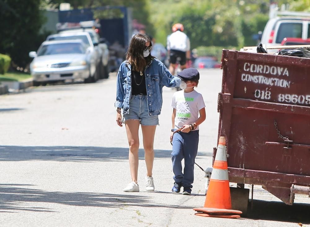 Ana de Armas con total look vaquero compuesto por shorts y chaqueta