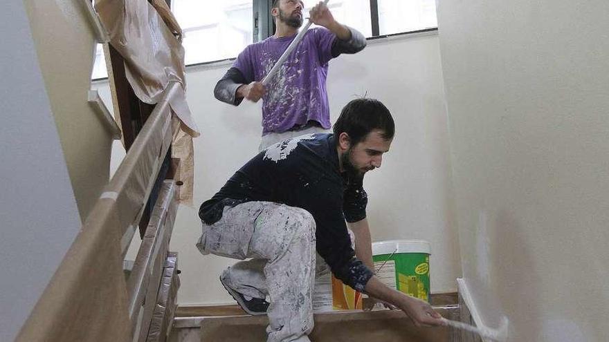 Dos pintores trabajando ayer en un edificio de Ourense . // Iñaki Osorio