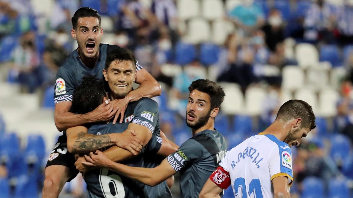 Los jugadores del Rayo celebran uno de los goles en Butarque.