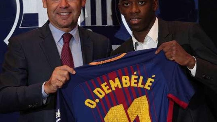 Bartomeu posa junto a Dembélé.