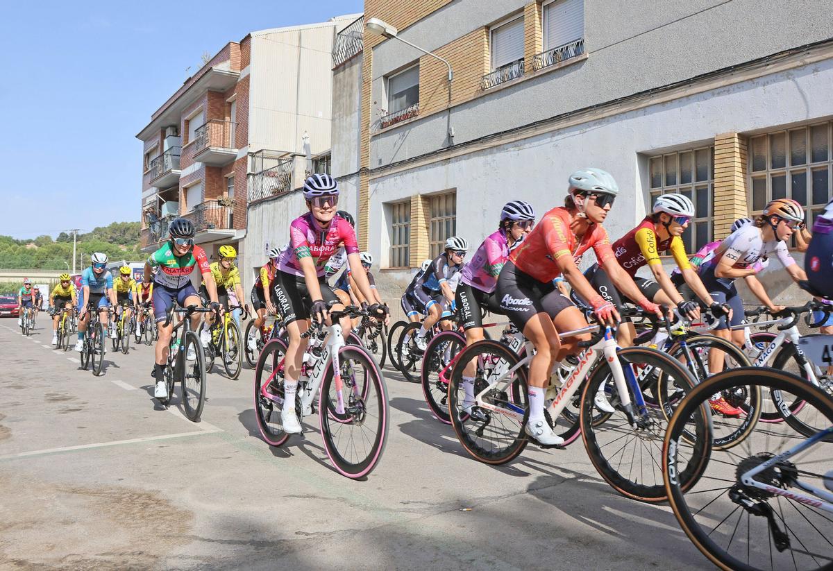 Així ha estat la sortida de la Volta Ciclista Femenina a Sant Vicenç de Castellet