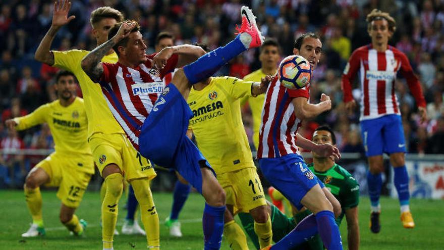 Giménez intenta rematar a puerta durante el Atlético-Villarreal.