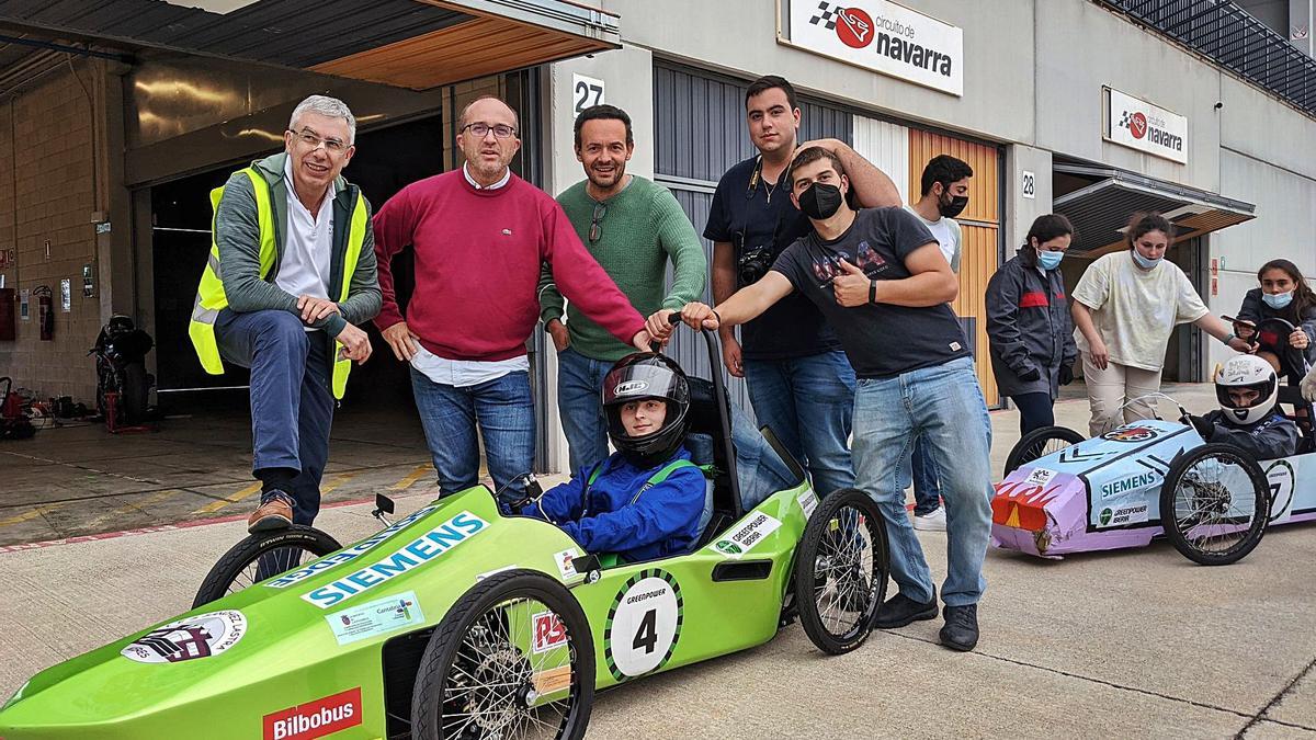 Antonio Hernández, Fernando Fueyo, José Manuel Díaz, César Capelas y Raúl Vázquez, junto a Raquel Carvajal como piloto.