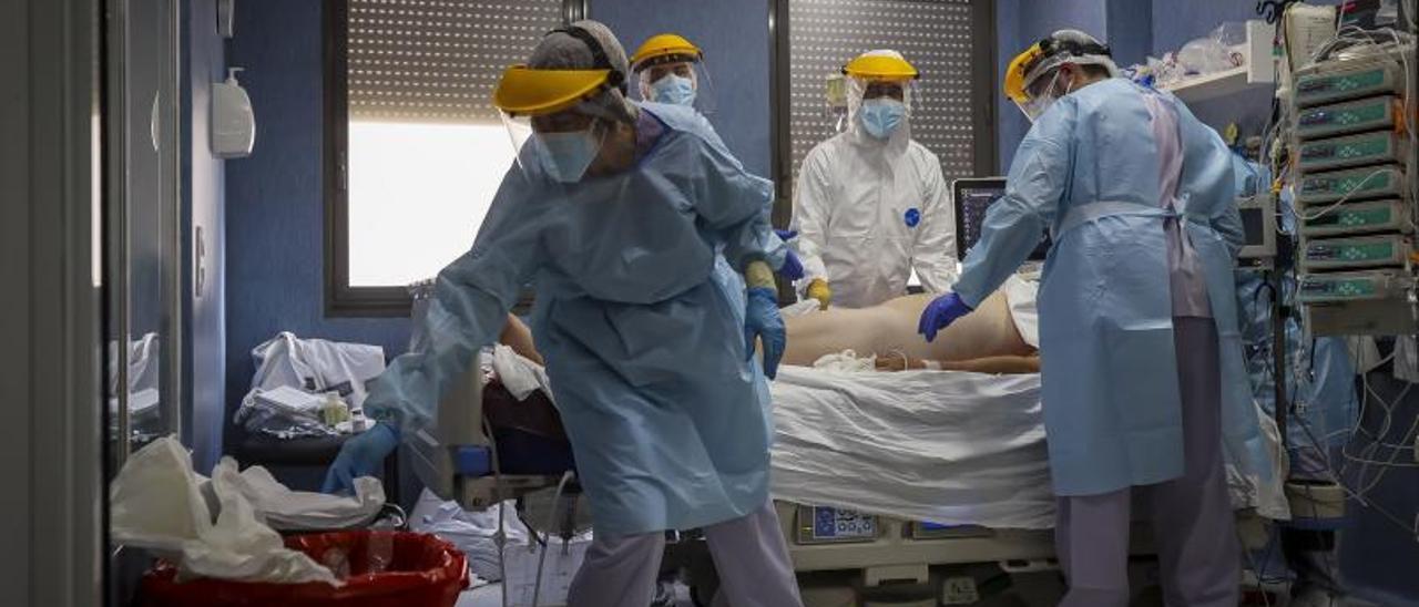 Personal de la UCI del Hospital de Sant Joan atiende a un enfermo de coronavirus