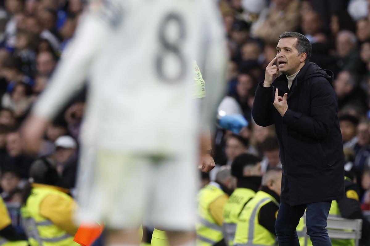 Luís Castro da instrucciones a sus jugadores en el Bernabéu