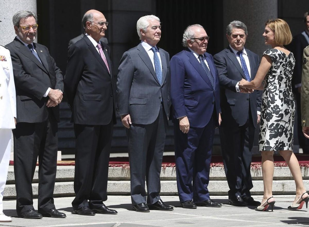 GRA231 MADRID 04 07 2017 - La ministra de Defensa Maria Dolores de Cospedal saluda a los extitulares de Defensa Federico Trillo Eduardo Serra Gustavo Suarez Pertierra Julian Garcia Vargas y Narcis Serra d a i durante el acto en el que Ministerio de Defensa celebra el 40 aniversario de su creacion que tambien cuenta con la asistencia del jefe del Estado Mayor de la Defensa los jefes del Estado Mayor de los tres Ejercitos EFE J J Guillen GRA231 MADRID 04 07 2017 - La ministra de Defensa Maria Dolores de Cospedal saluda a los extitulares de Defensa Federico Trillo Eduardo Serra Gustavo Suarez Pertierra Julian Garcia Vargas y Narcis Serra d a i durante el acto en el que Ministerio de Defensa celebra el 40 aniversario de su creacion que tambien cuenta con la asistencia del jefe del Estado Mayor de la Defensa los jefes del Estado Mayor de los tres Ejercitos EFE J J Guillen