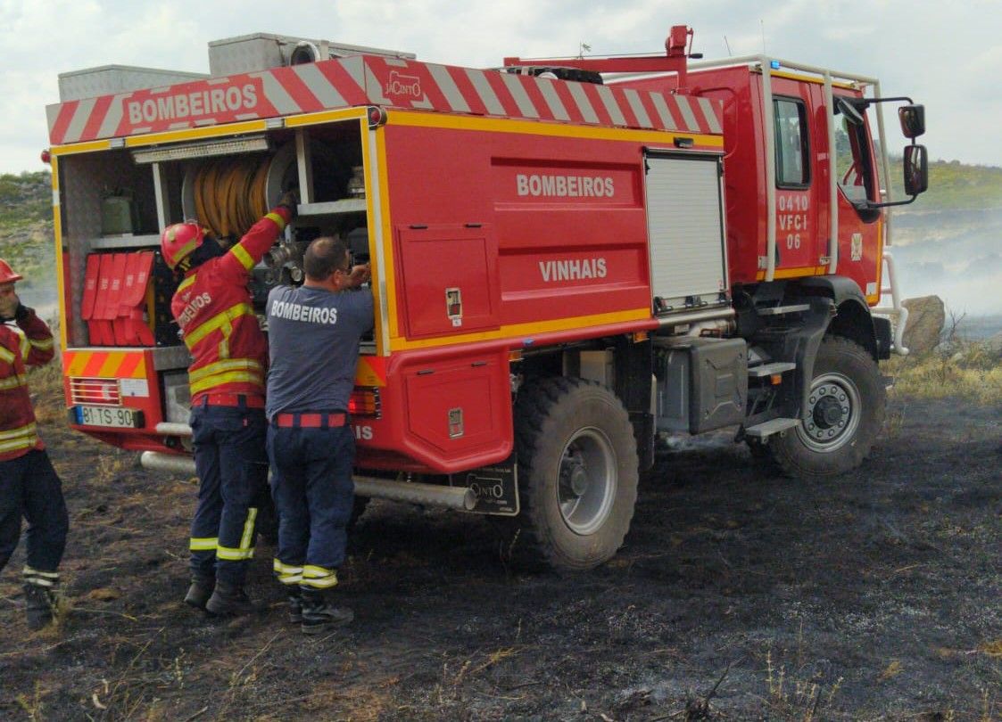 Bomberos portugueses de Vinhais en el incendio en la frontera con Zamora.