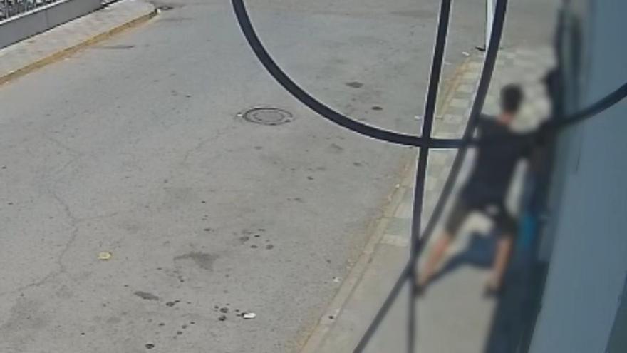 Vídeo | La Guardia Civil detiene a los tres autores de numerosos delitos contra el patrimonio en Los Palacios y Villafranca