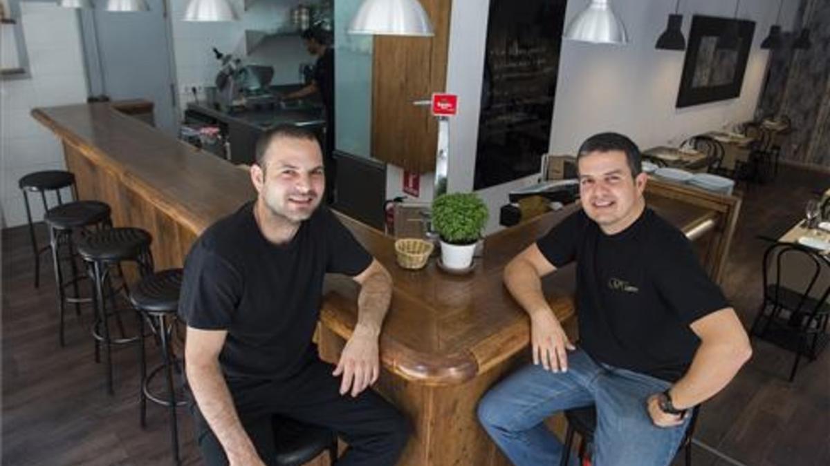 Armando Álvarez (izquierda) junto a su tío Santiago Melchor, en la barra de Capet. foto: Jordi Cotrina