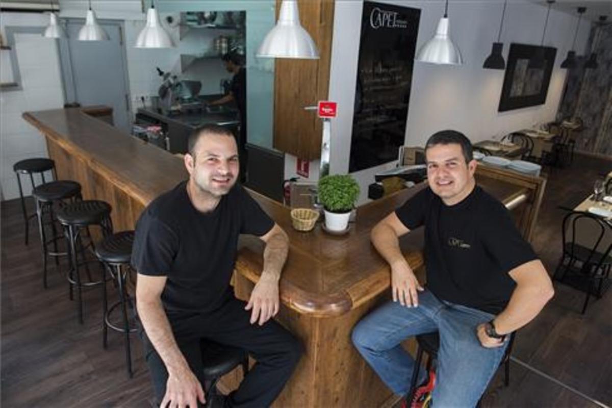 Armando Álvarez (izquierda) junto a su tío Santiago Melchor, en la barra de Capet. foto: Jordi Cotrina