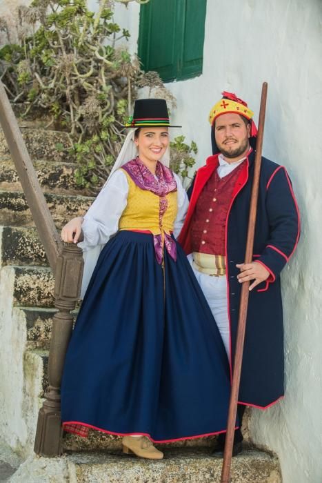 Boda con vestimenta de típicos de Gisela y Aday