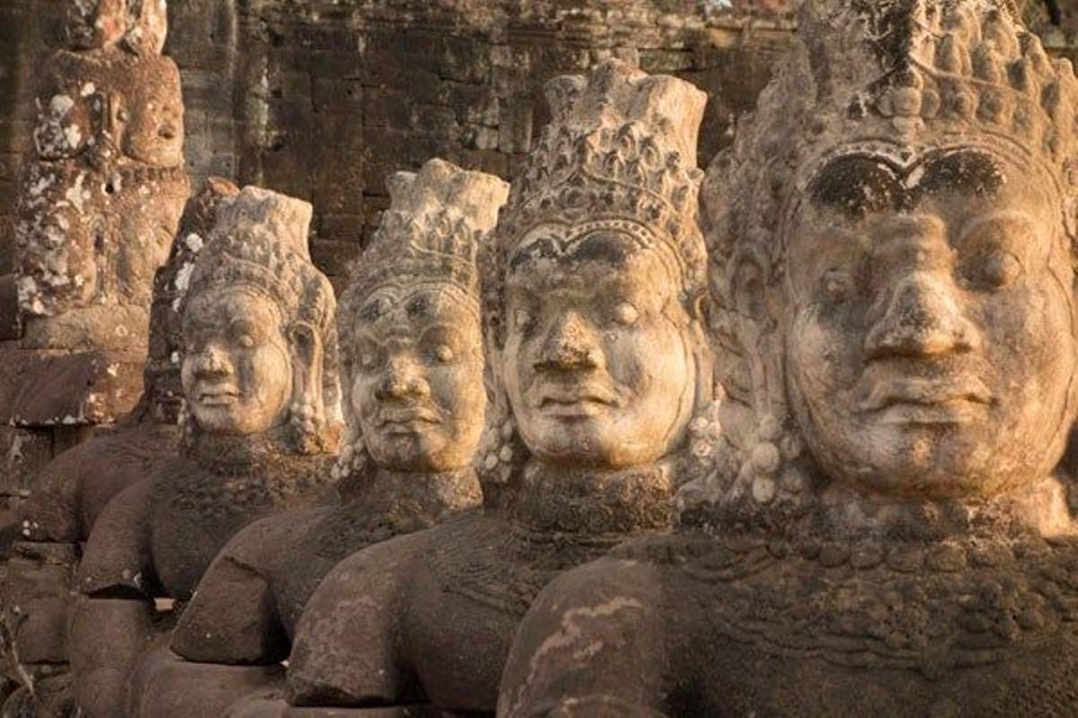 Estatuas de dioses en el Templo Bayon, en los Templos de Angkor, en Camboya.