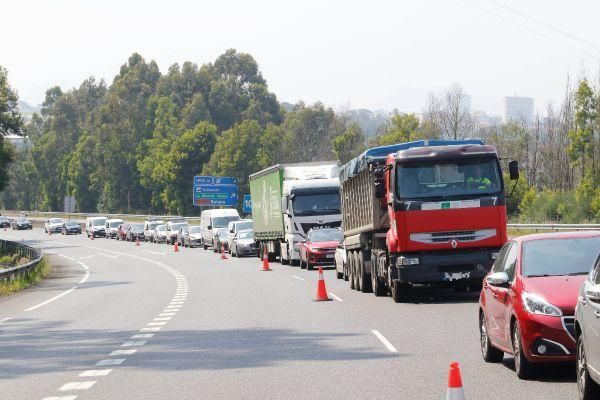 Controles exhaustivos en Vigo ante la llegada del fin de semana. // Alba Villar | FdV