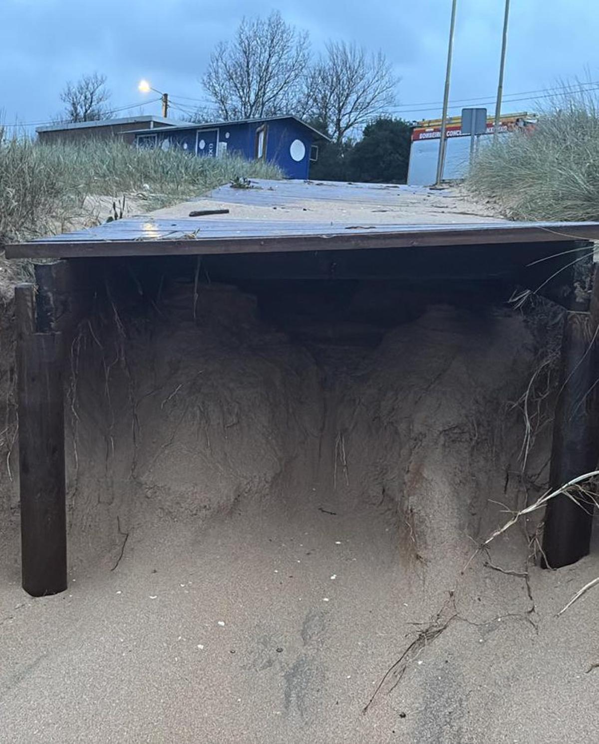 Una pasarela dañada en Sanxenxo. | FDV