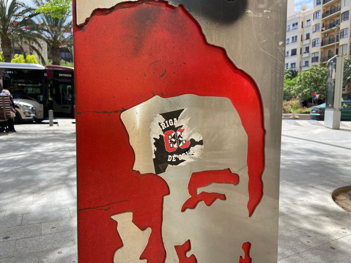 Nuevo ataque con simbología nazi a la placa en memoria a Miquel Grau en Alicante.