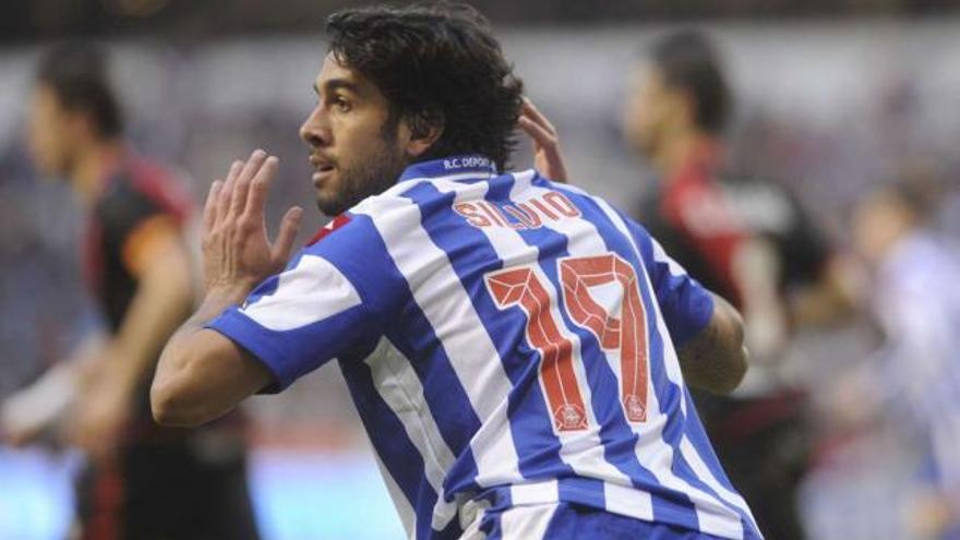 Sílvio, durante un partido disputado esta temporada en Riazor. / carlos pardellas