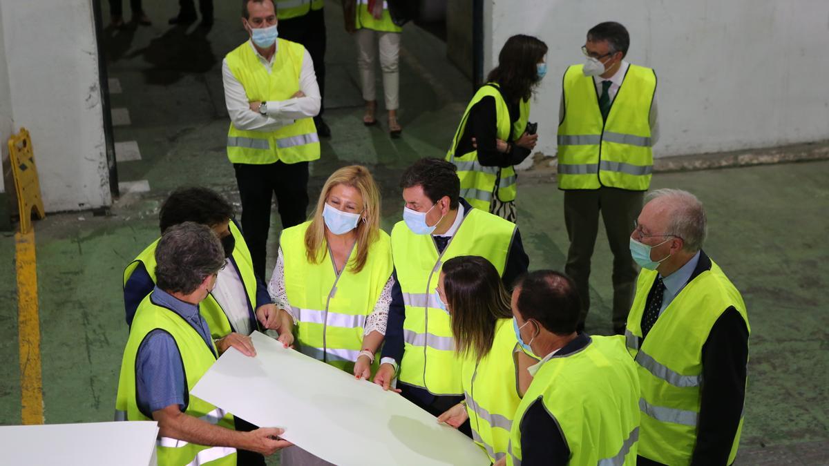 El consejero Carriedo durante su visita ayer a una empresa de Soria.