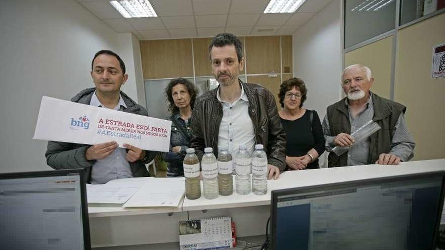 Militantes del BNG, ayer, entregando las muestras de agua en el registro. // Bernabé/Cris M.V.