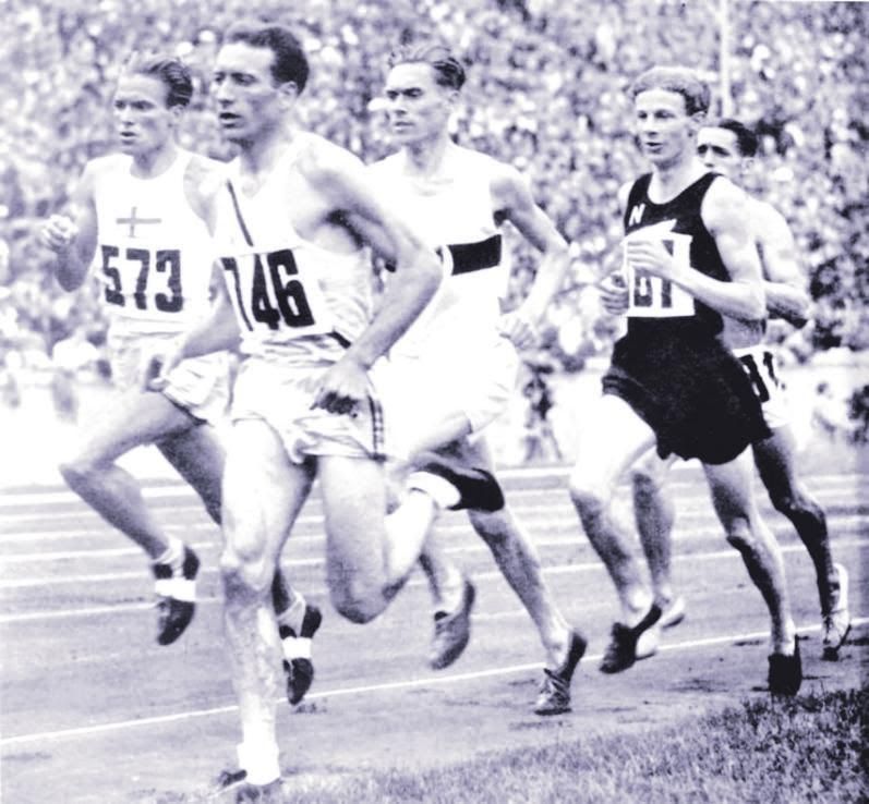 Cunningham tira del grupo durante la final de 1.500 en Berlín 1936.