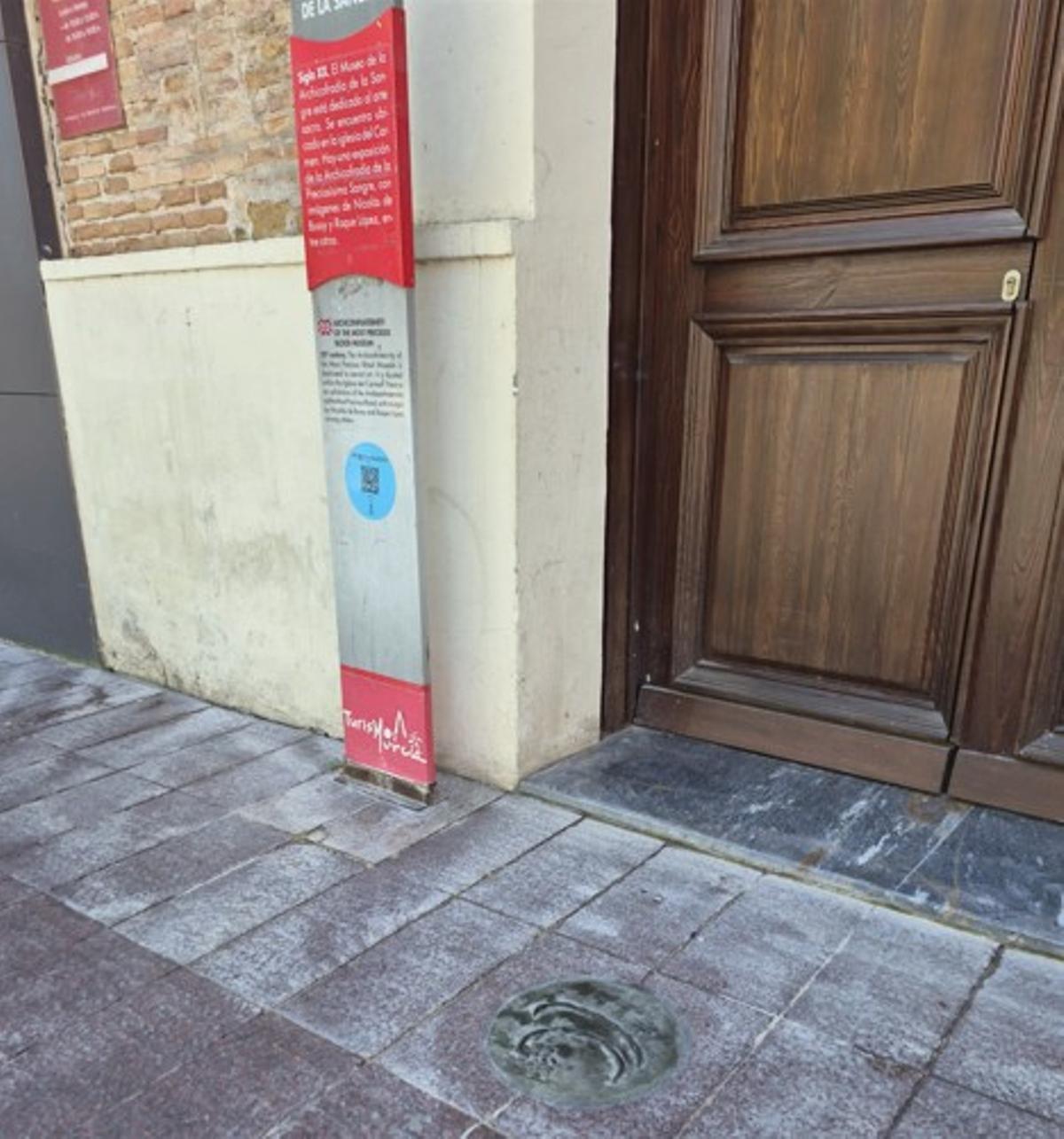 Placas decorativas con habas, elemento simbólico vinculado a leyenda popular de El Berrugo.