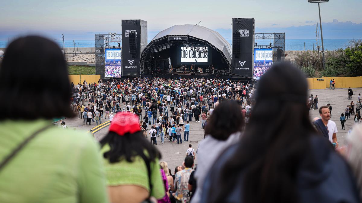 Públic assegut a l’amfiteatare de l’escenari Cupra del Primavera Sound. | JORDI BORRÀS