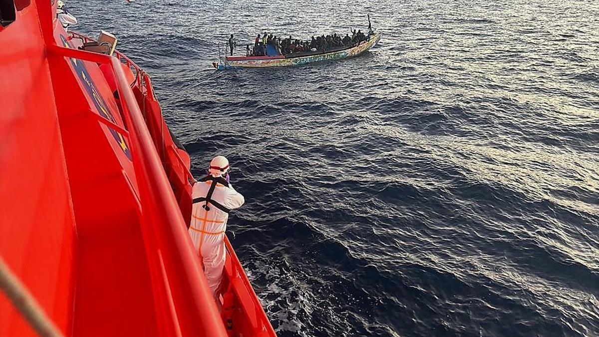 Rescate de un cayuco con 103 personas a bordo por el buque Guardamar Calíope en las proximidades de Arguineguín (Gran Canaria) el 23 de julio.