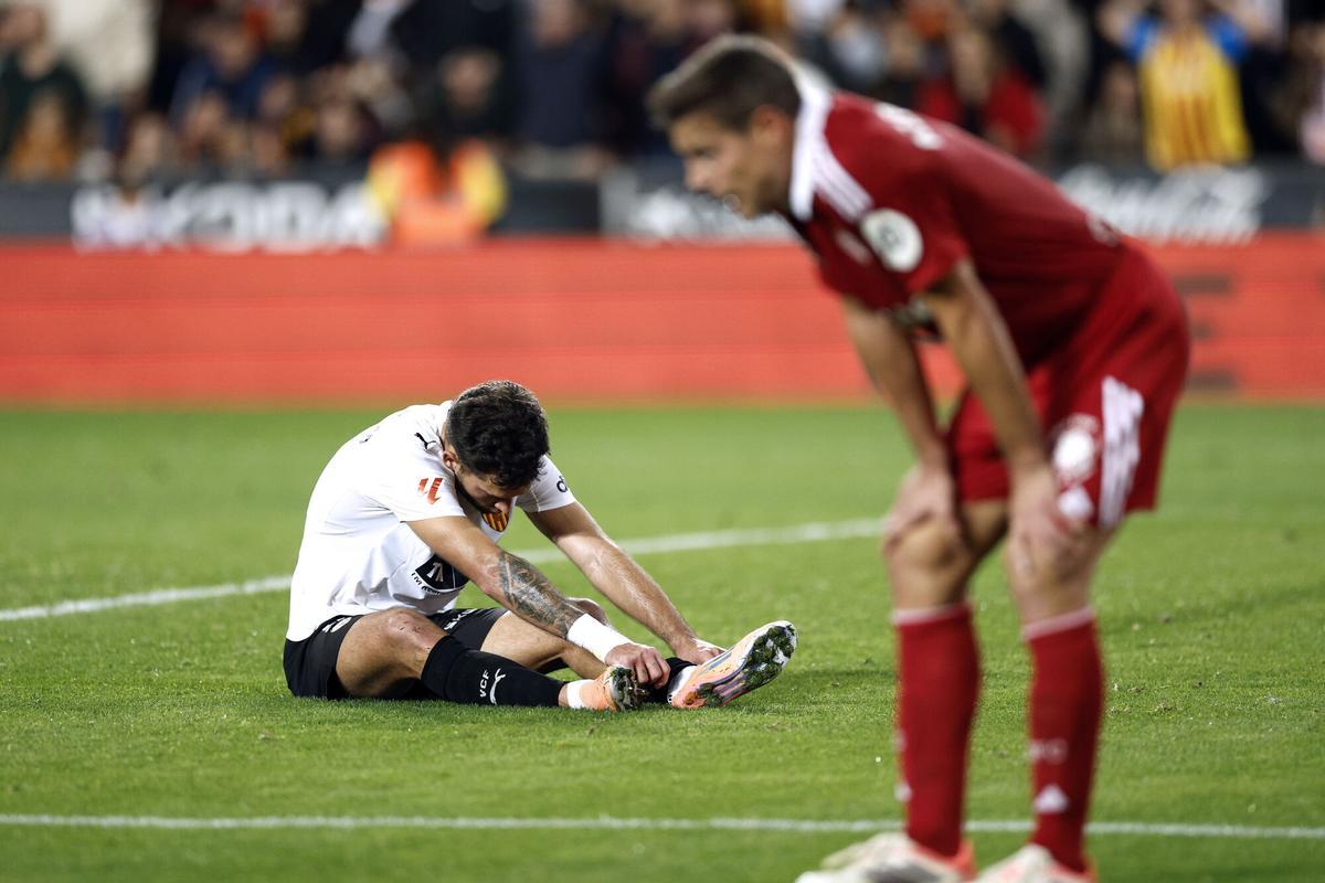 VALENCIA, 07/12/2025.-El delantero del ValenciaHugo Duro, y el defensa del Sevilla César Azpilicueta, tras el partido de la jornada 15 de LaLiga EA Sports entre el Valencia y el Sevilla, este domingo en el estadio de Mestalla en Valencia.-EFE/ Kai Forsterling