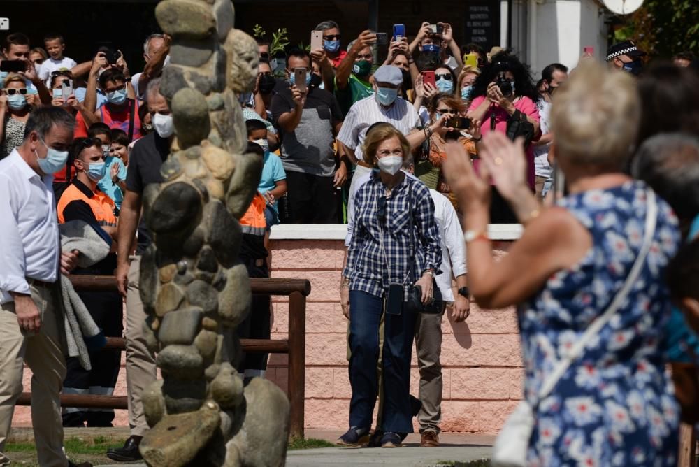 La Reina Sofía participa en una recogida de residuos en una playa de Rincón